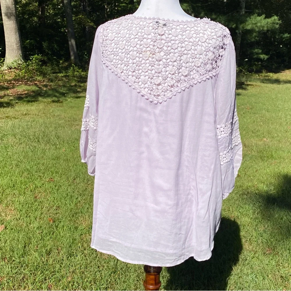 J. PETERMAN TOP BLOUSE TUNIC PALE PURPLE FLORAL LACE ACCENT 3/4 SLEEVE Size M